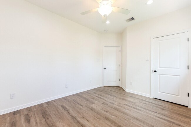 Building Photo - 427 Vane Way