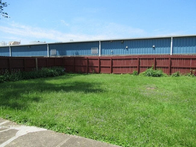 Building Photo - 1 bedroom ADA unit