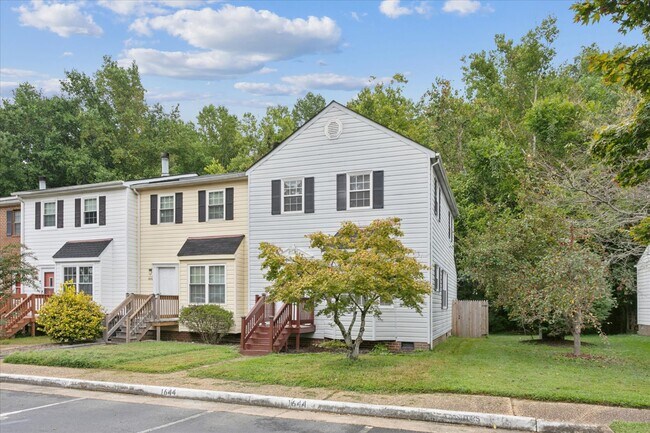 Welcome home to this gorgeous 3 bedroom, 2.5 bath home with a fully fenced backyard - 1644 Skiffes Creek Cir