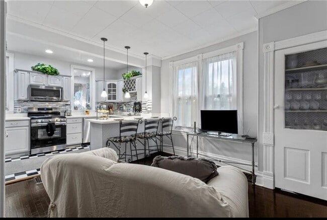 Building Photo - Stylish Victorian Home!