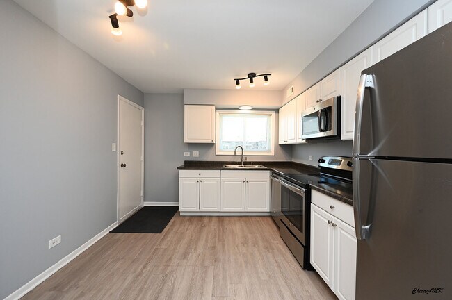 Building Photo - 9360 Bay Colony Dr