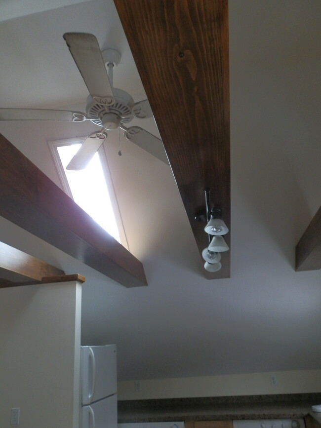 beams, ceiling fans, skylights - 81 Bay St