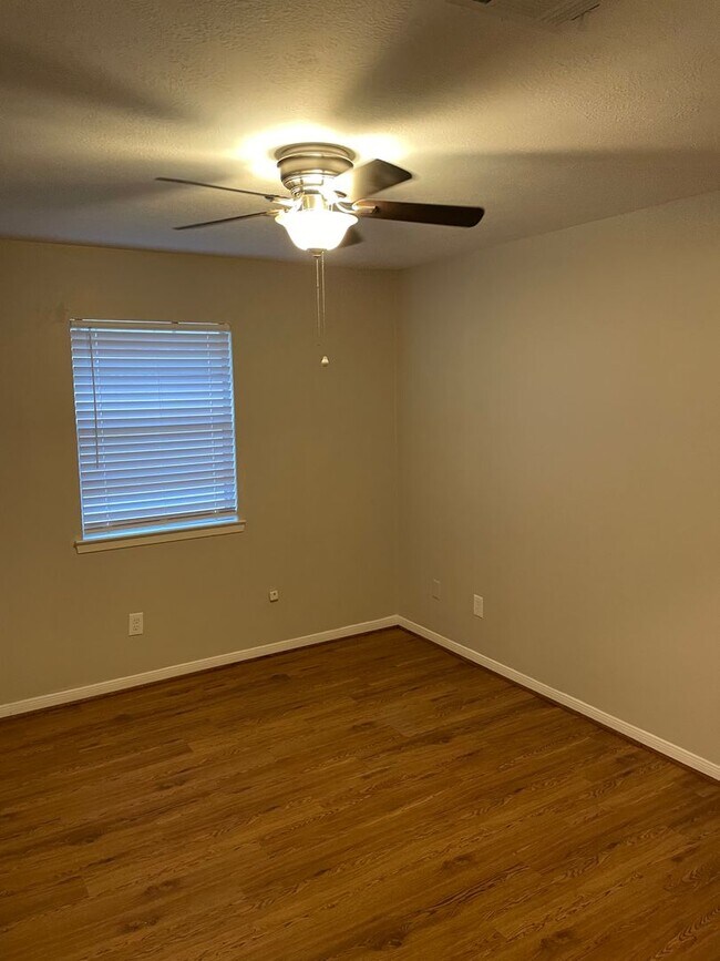 Building Photo - 809 San Saba Dr