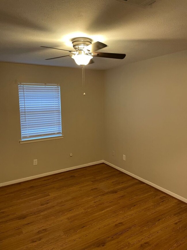 Building Photo - 823 San Saba Dr