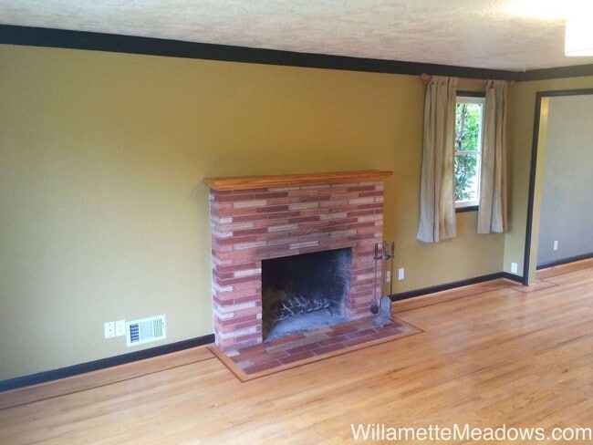 Building Photo - Amazing 4 Bedrooms, 2 Bathrooms, House in South Salem