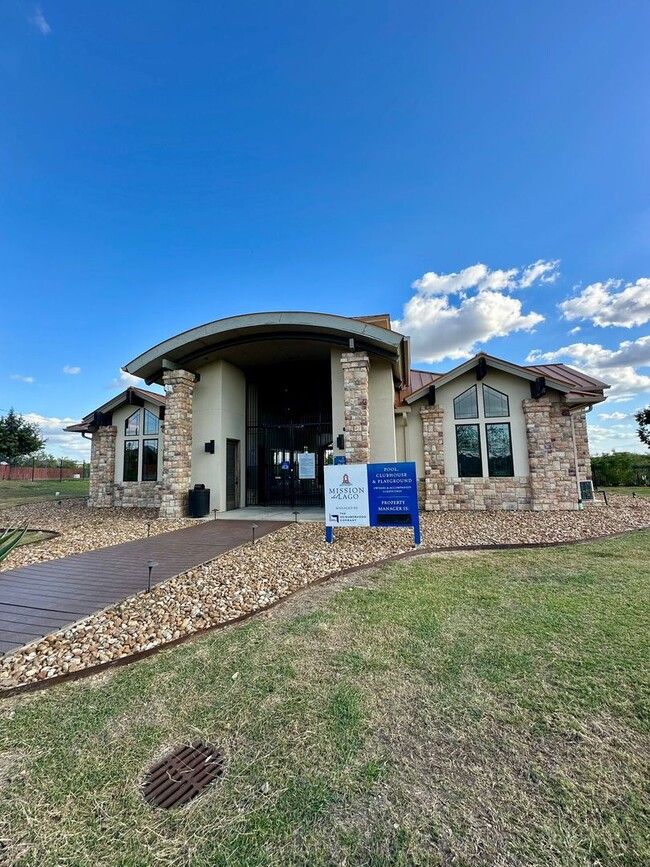 Building Photo - AVAILABLE NOW! 4 Bedroom / 2 Bath Home In ...