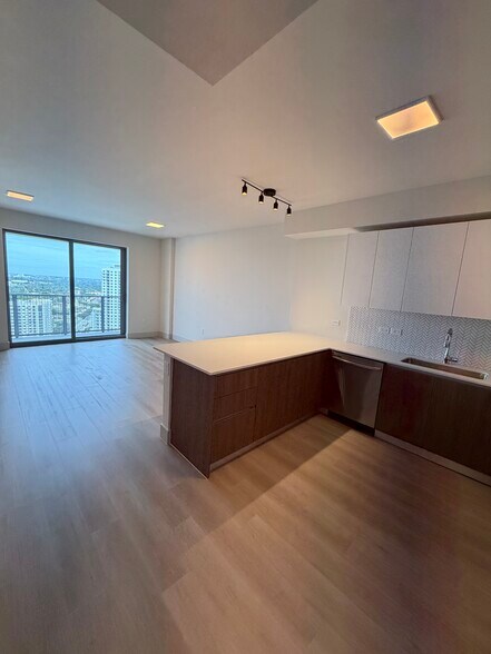 Building Photo - 1549 Van Buren St