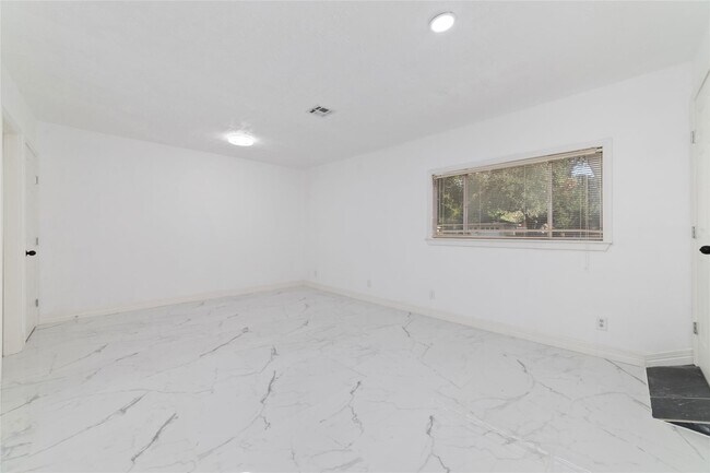 Building Photo - 9114 Mahoning Dr