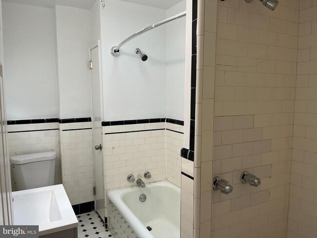 Building Photo - 1323 Gilham St