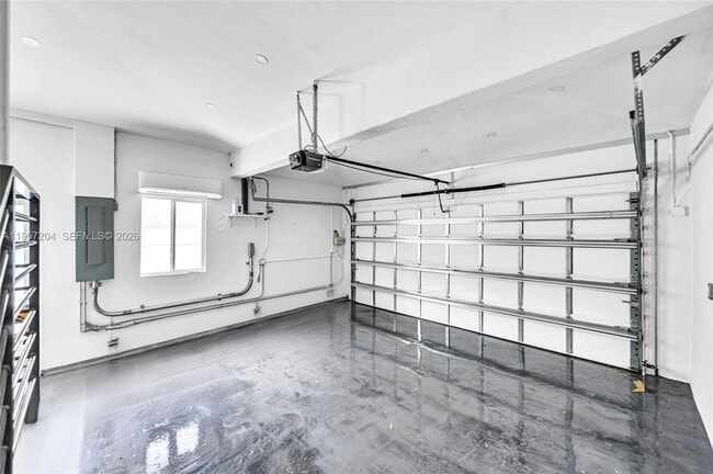 Building Photo - 1080 NE 104th St