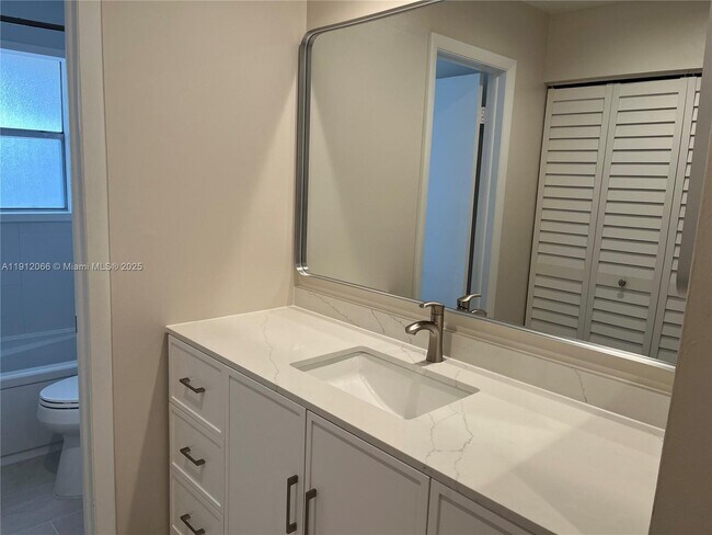 Building Photo - 5525 N Lakewood Cir