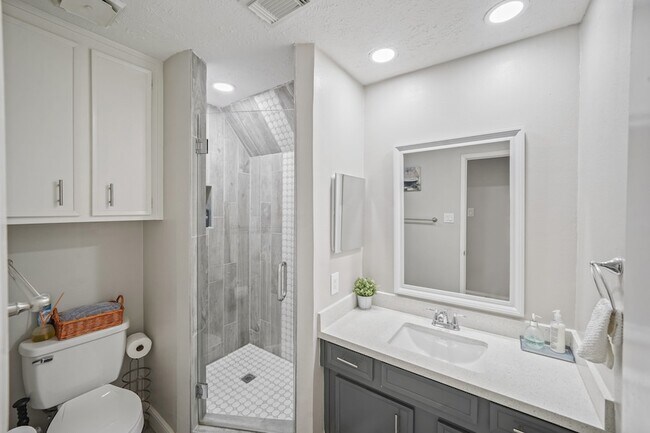 Building Photo - 15831 Ridge Park Dr