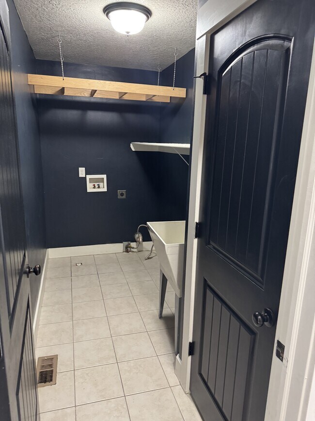 Building Photo - 890 W 110 S