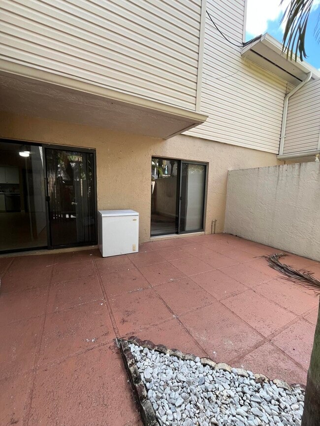 Building Photo - 616 Executive Center Dr