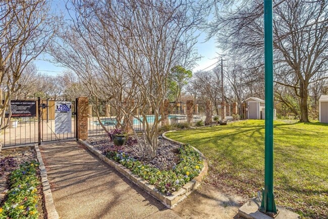 Building Photo - MOVE IN SPECIAL 3rd month FREE - Lovely 2-...