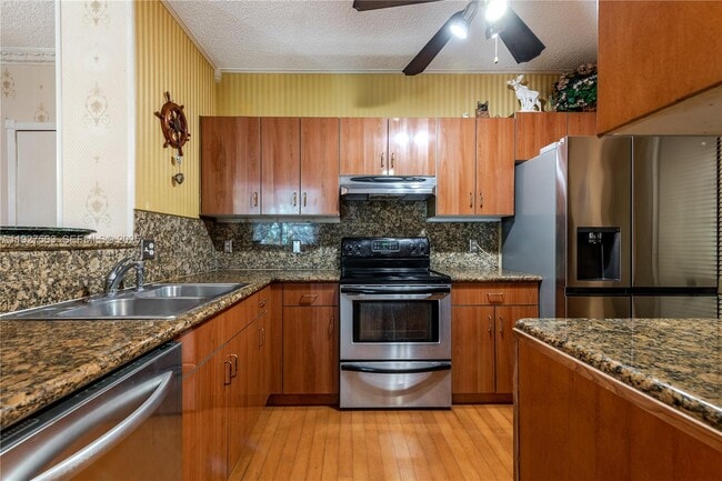 Building Photo - 19601 E Country Club Dr