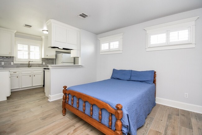 Building Photo - 1349 Heights Blvd