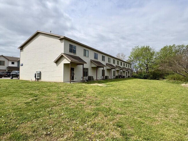 Building Photo - 628 N College St