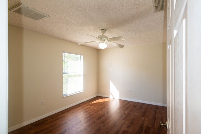 Building Photo - 3/2 in DeLand in quiet area, $1,800