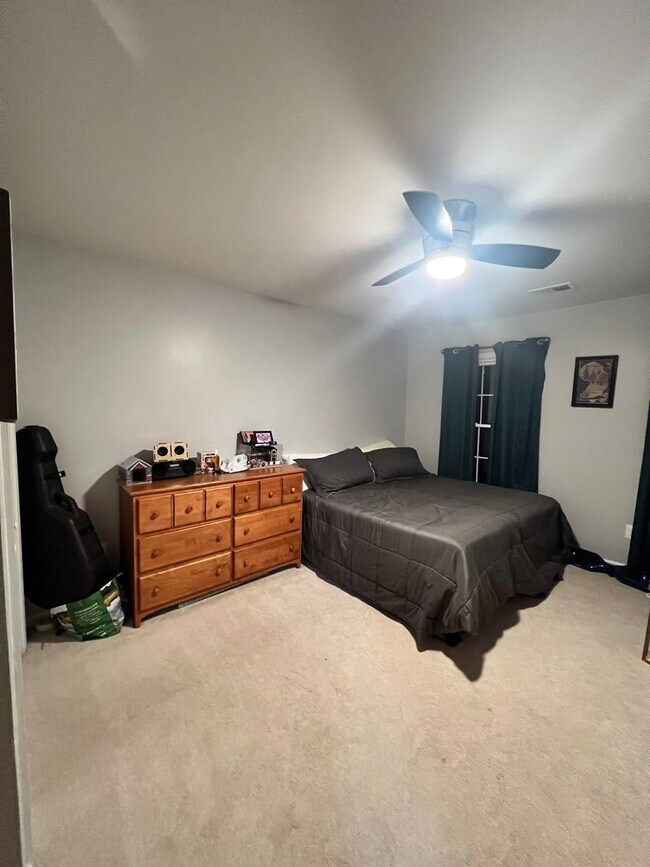Building Photo - Gorgeous 5 Bed 3.5 Bath Single Family Home...