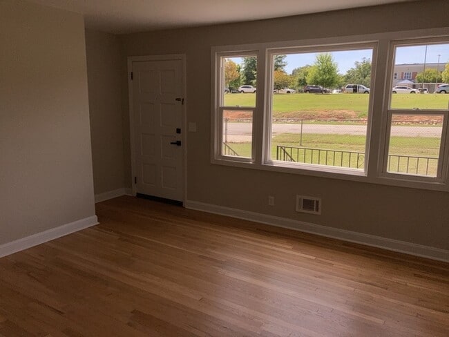 Building Photo - 5 Monaview St