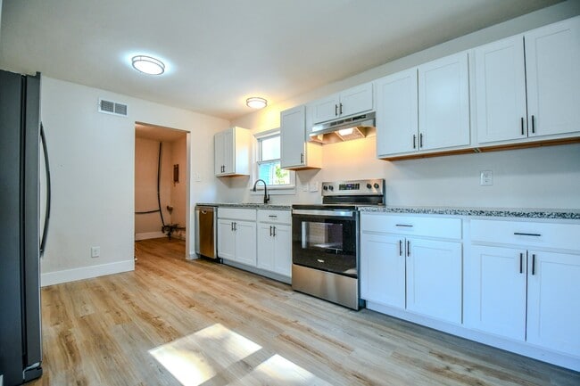 Building Photo - 4126 Sylvan Dr