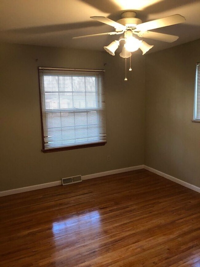 Building Photo - 3 BR 2 BA Ranch