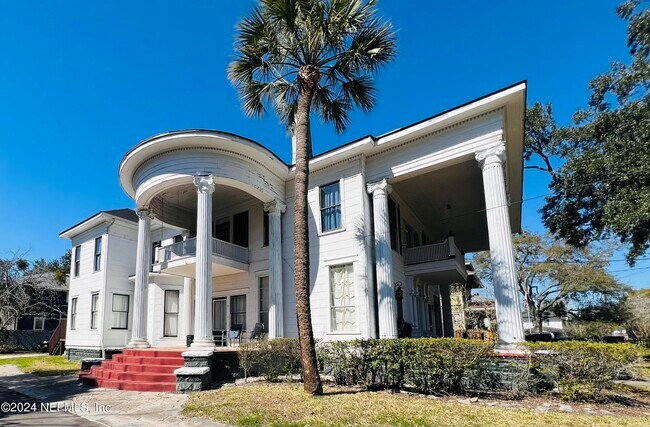 Building Photo - 1120 Acosta St