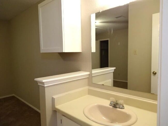 Building Photo - 13716 Sablecrest Dr