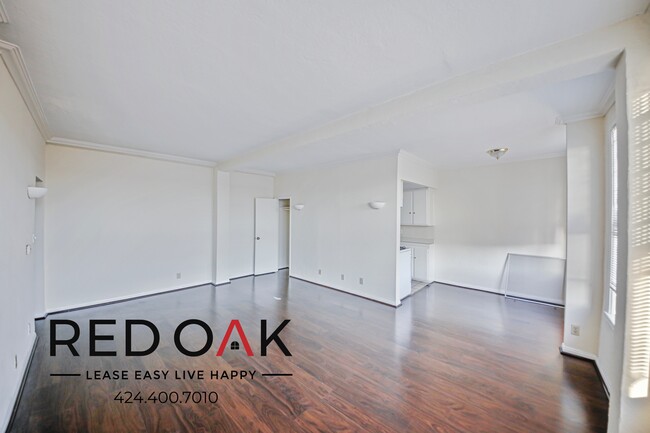 Building Photo - Charming, Spacious One Bedroom with Kitche...