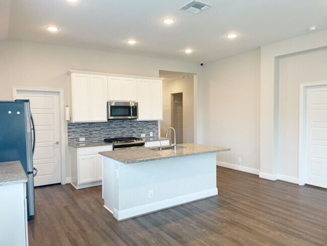 Building Photo - This stunning, 4BED/2BATH, well maintained...