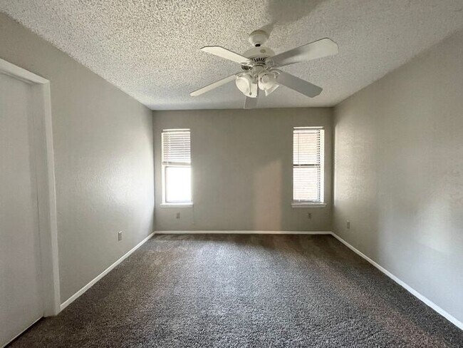 Building Photo - Available Now- 3/2 1 car garage 1 block fr...