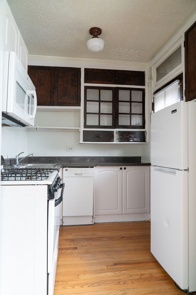 Building Photo - Ravenswood - 1 Bed / 1 Bath - Heat Included