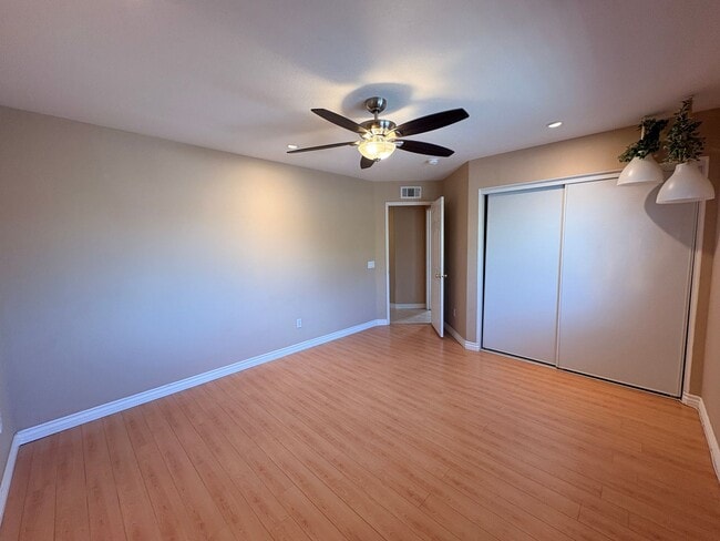 Building Photo - 4 Bed, 3 Bath in Corona!