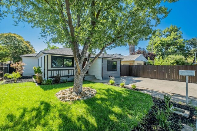 Building Photo - Newly Updated Home in Oak Park