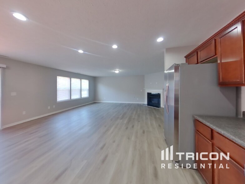 Building Photo - 8140 Carina Dr