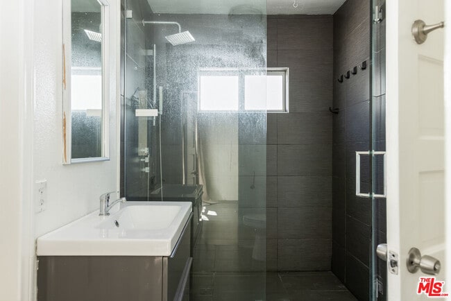 Building Photo - 1553 N Stanley Ave