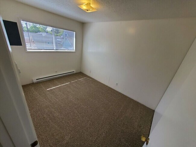 Building Photo - 550 SW Levens St