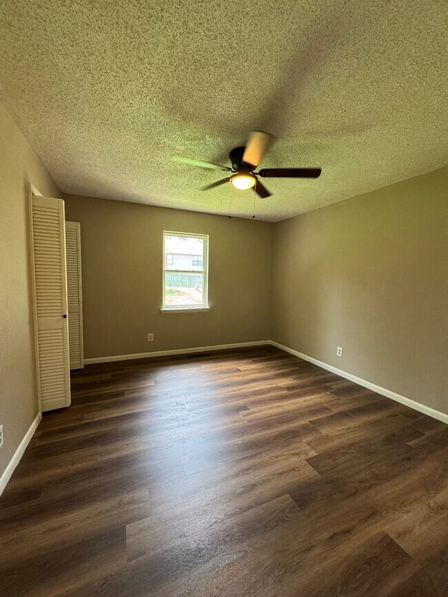Building Photo - MOVE IN SPECIAL CALL NOW