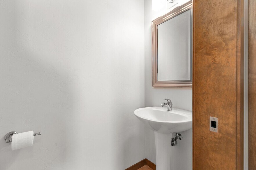 Building Photo - 1141 E Banta Ct