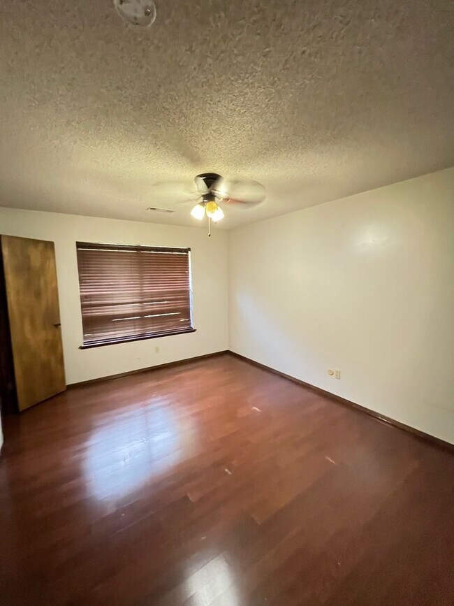 Building Photo - 4 bedrooms and 2 bath home, mature neighbo...