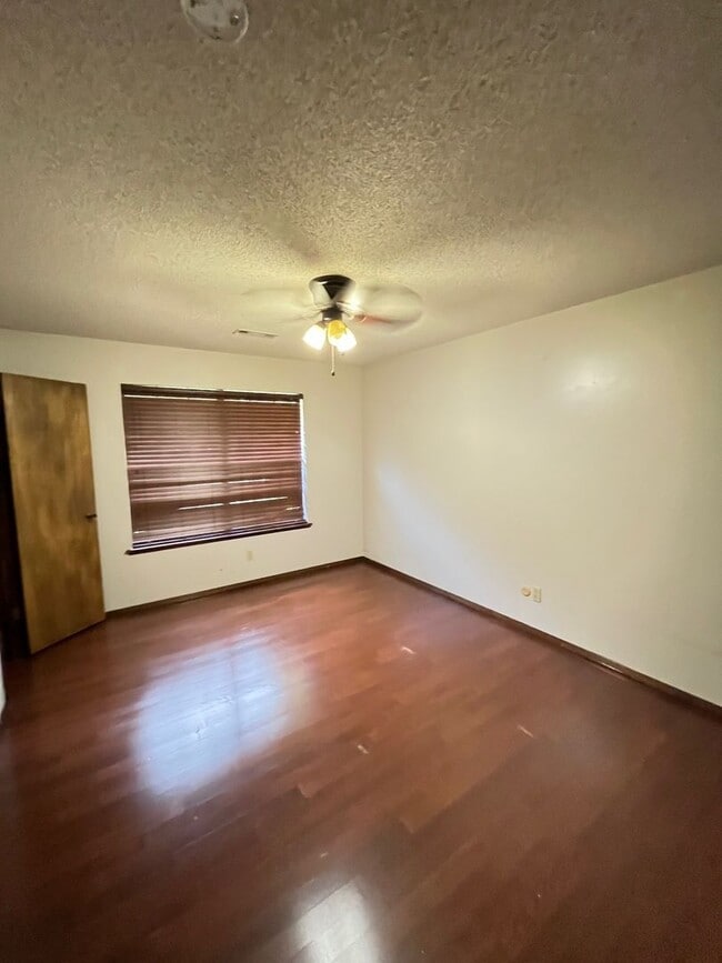 Building Photo - 4 bedrooms and 2 bath home, mature neighborhood, garage, well built and clean