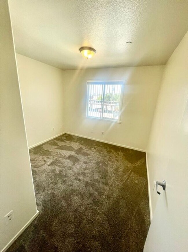Building Photo - Renovated Upstairs 2 Bedroom with low move...