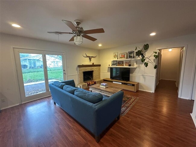 Building Photo - 1908 Pompton Dr