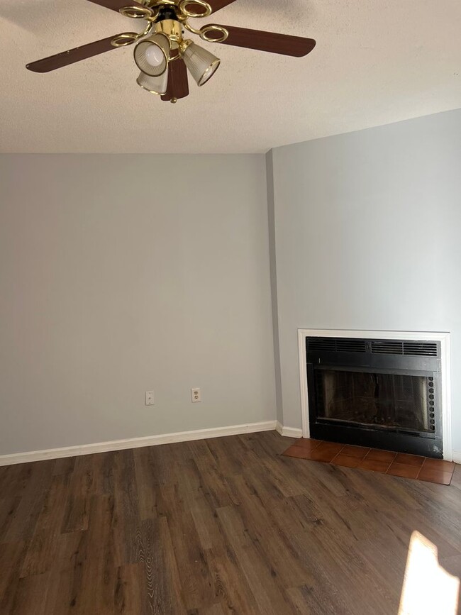 Building Photo - 113 Country Town Dr