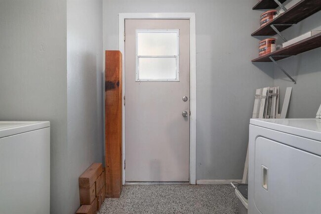 Building Photo - 1511 Fairfield Dr