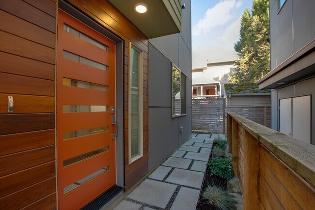 Building Photo - Impeccable Greenwood Townhome with Air Con...