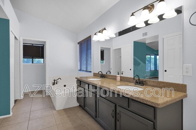Building Photo - 39 E La Vieve Ln