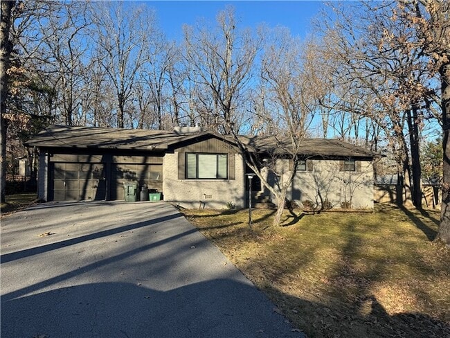 Primary Photo - 718 E Debra Dr