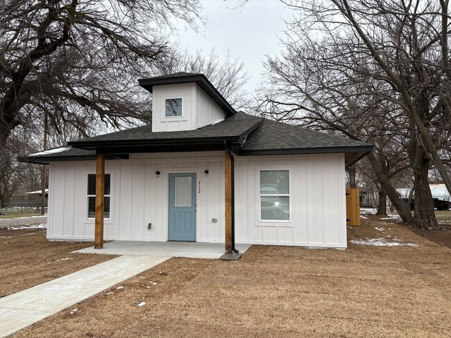 Primary Photo - Two bedroom cottage in Shawnee